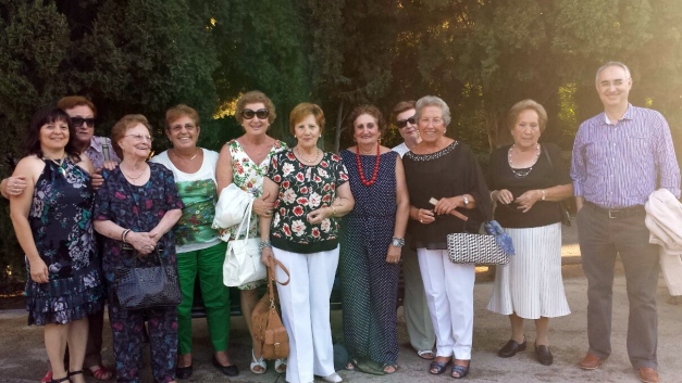Los participantes en el viaje se fotografiaron en los jardines del Generalife.